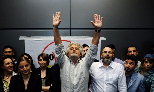 Beppe Grillo a mani alzate