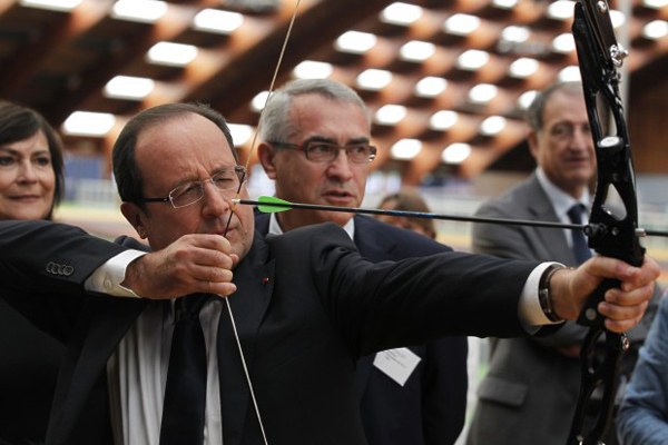 Hollande tira con l'arco