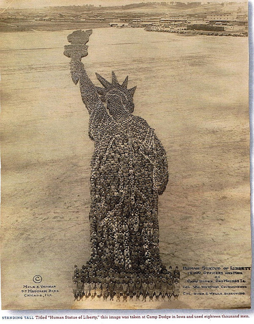 Statua della Liberta ricreata da 18000 soldati a Camp Dodge nel 1918