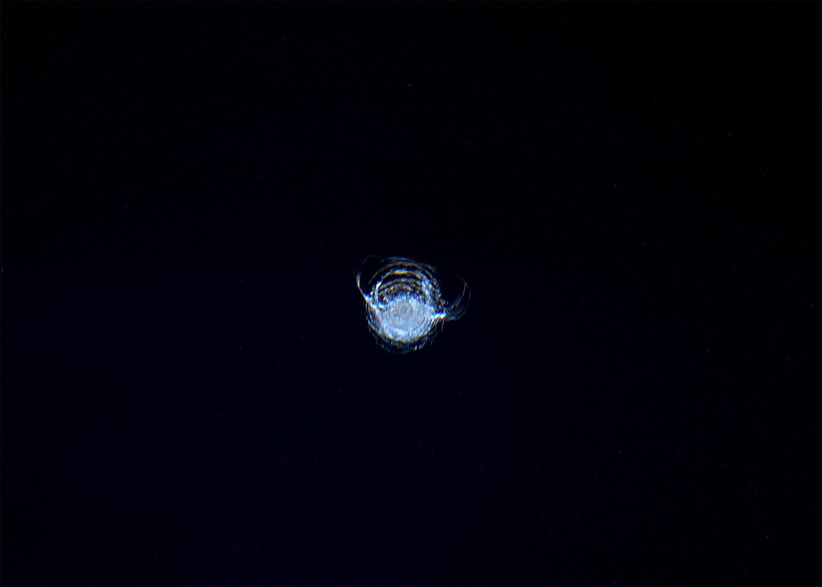 La scalfittura sulla cupola della ISS provocata da un detrito spaziale