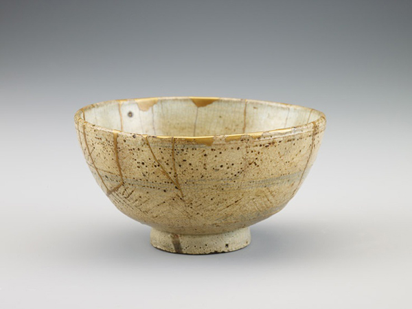 Un vaso riparato con l'arte del kintsukuroi