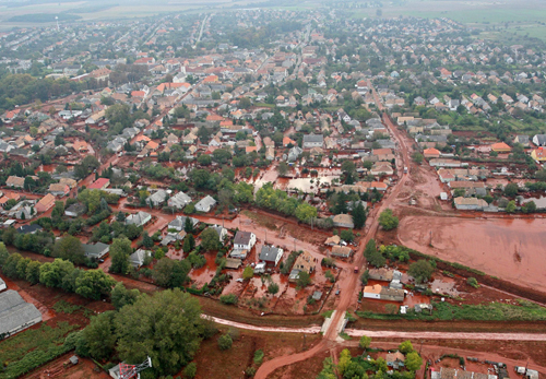 Il fango tossico ricopre la cittadina di Kolontar in Ungeria