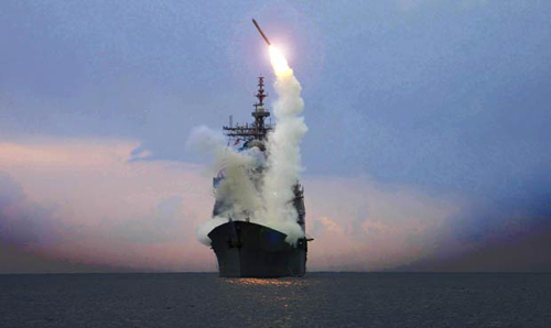 Lancio di un missile Tomahawk da una nave americana