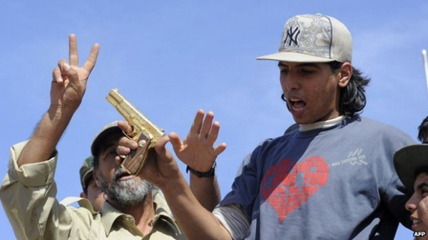 Mohammed al-Bibi con la pistola d'oro del rais di Tripoli