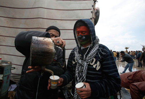 Due manifestante libici in pausa caffè