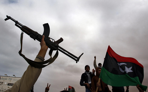 Rivoltosi libici sventola il tricolore