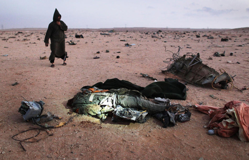 Il corpo di un pilota libico dopo l'abbattimento del suo caccia