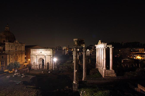 Le luci sul Foro a Roma