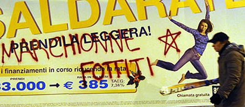 Il manifesto a Torino con la scritta Marchionne fottiti e una stella a cinque punte