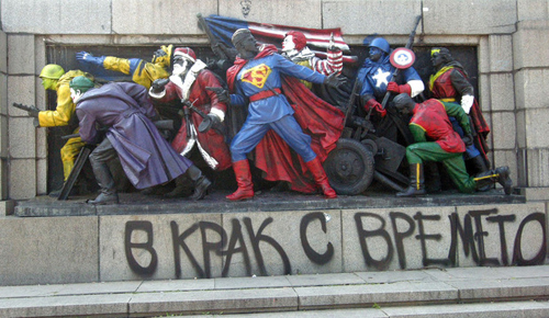 Il monumento ridipinto con i supereoi Marvel