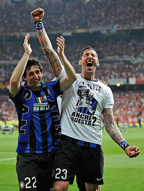 Materazzi dopo la vittoria della Champions League con una maglietta anti Juventus, 'Rivolete anche questa?'