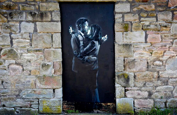 L'opera di Banksy Mobile Lovers