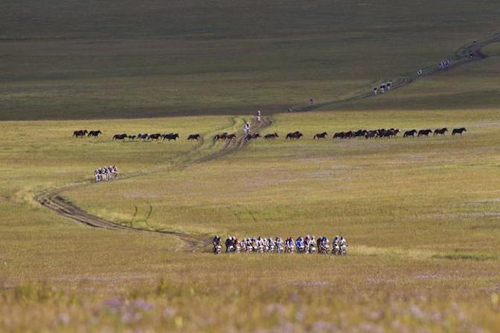 La partenza di una tappa del Mongolia Bike Challenge