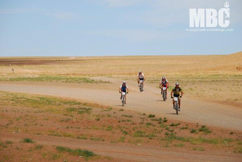 Ciclisti impegnati nel Mongolia Bike Challenge