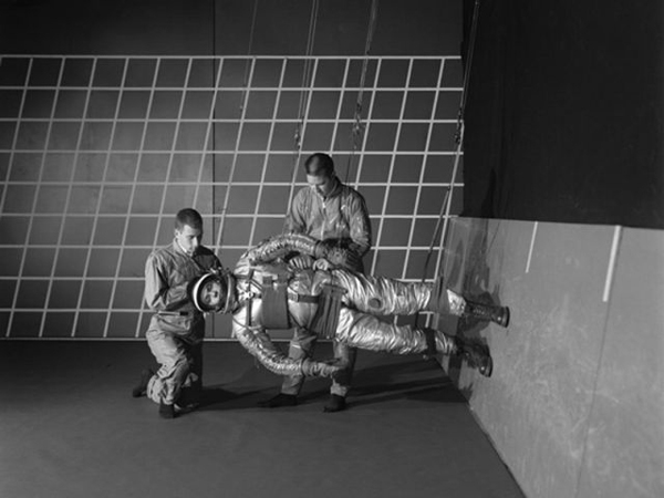Astronauta NASA simula una gravità ridotta