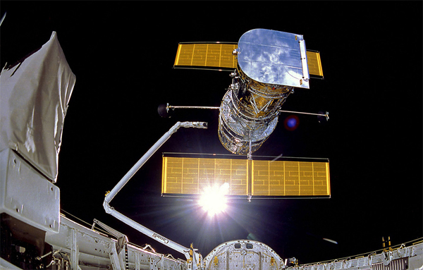 Lo Space Shuttle Discovery dispiega l'Hubble Space Telescope