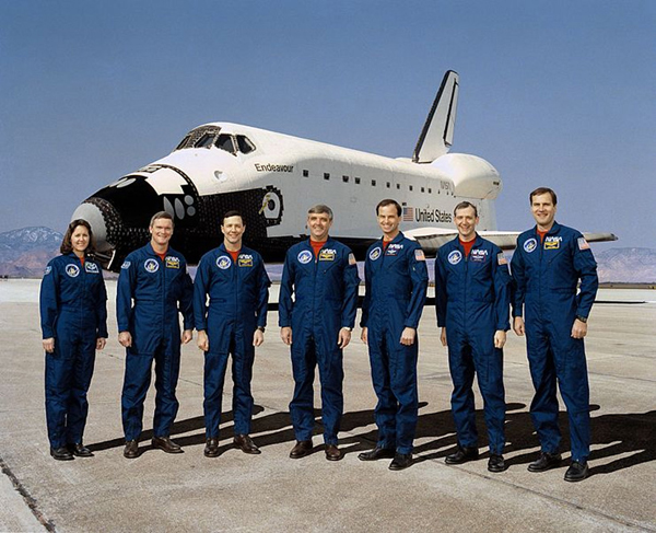Lo Space Shuttle Endevour e il suo equipaggio