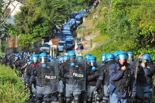 La polizia in tenuta anti-sommossa in Val di Susa
