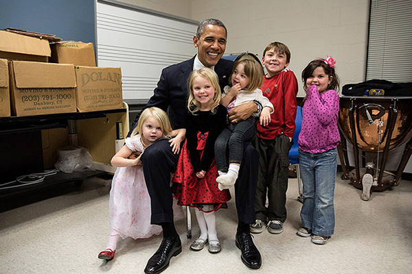 Obama con i bambini di Newtown
