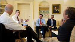 Obama nello Studio Ovale in maniche di camica