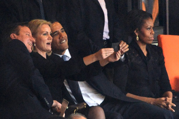 L'autoscatto di Obama ai funerali di Mandela
