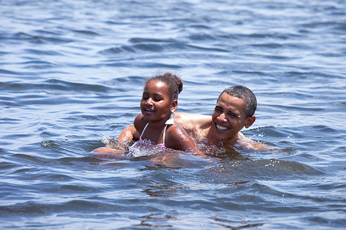 Obama e la figlia Sasha fanno il bagno nel Golfo del Messico