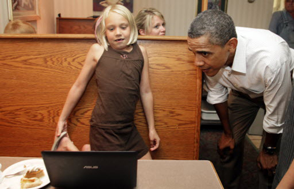 Obama guarda il notebook di una bambina