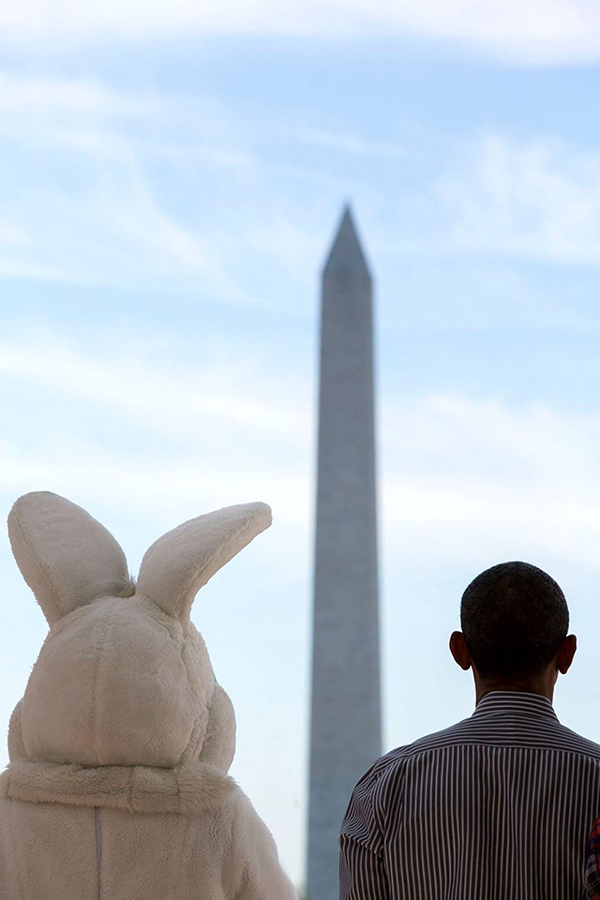 Obama, un coniglio pasquale e il monumento a Washington