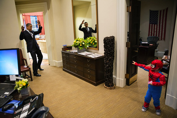 Obama gioca con un bambino vestito da spiderman