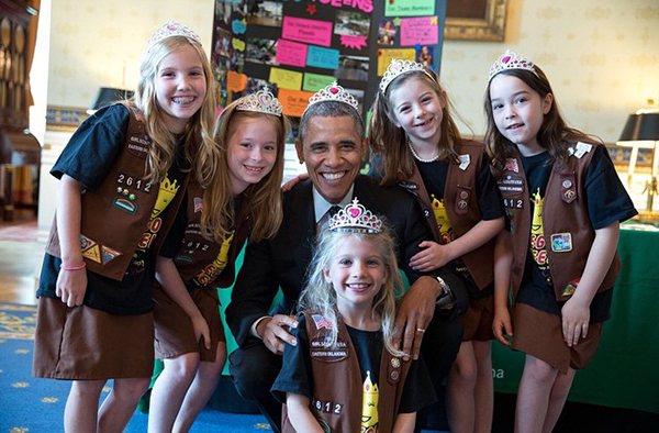 Obama con una tiara circondato da scout