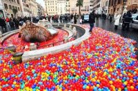 Palline colorate a Piazza di Spagna