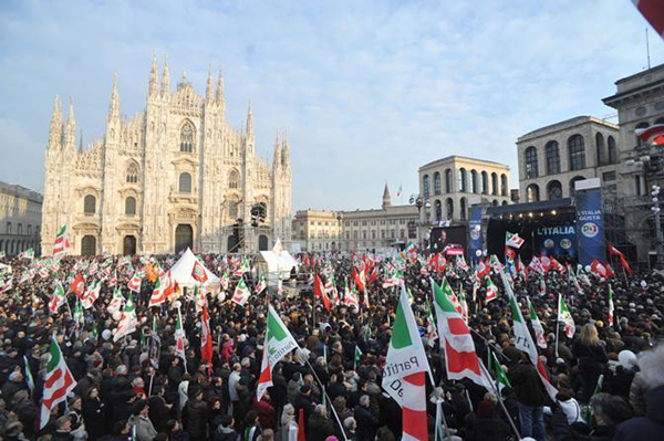 Manifestazione PD in piazza Duomo a Milano