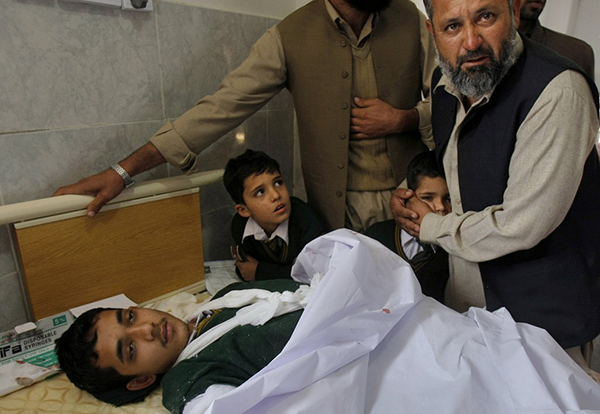 Uno studente ferito nell'attentato dei talebani a Peshawar