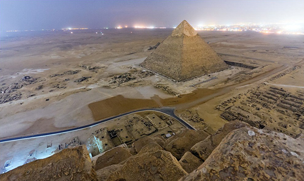 La piana di Giza di notte dall'alto delle Piramidi