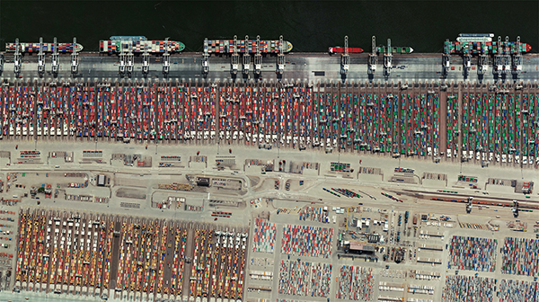 Il porto di Rotterdam dallo spazio