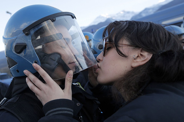 Ragazza NoTAV bacia un poliziotto