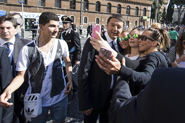 I selfie di Renzi coi giovani alla Festa della Repubblica