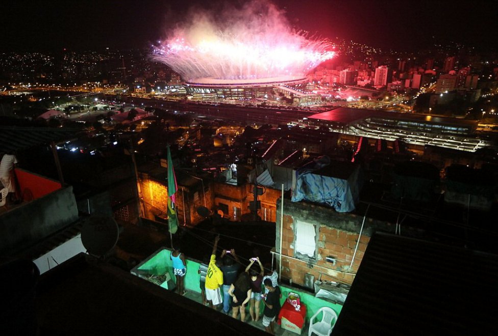 La cerimonia di apertura dei Giochi Olimpici di Rio 2016 dalla favela