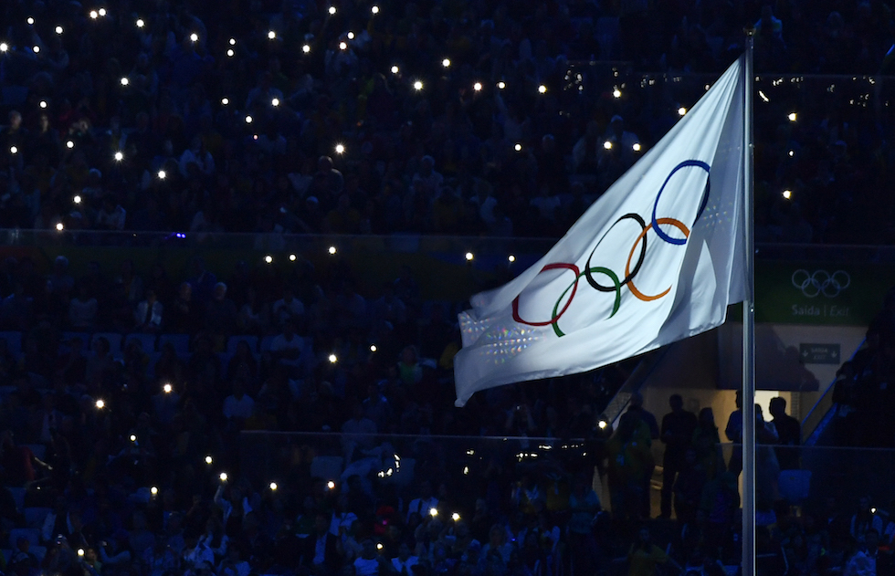 La bandiera dei Giochi Olimpici a Rio 2016