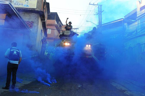 Forze speciale entrano in una favela di Rio
