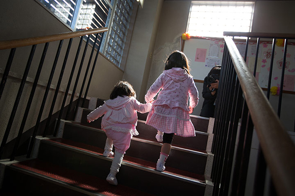 Bambine tornano all'asilo nella zona di evacuazione di Fukushima