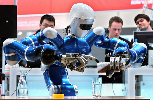 Un robot prepara il tea al CeBit