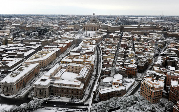 La Basilica di San Pietro sotto la neve