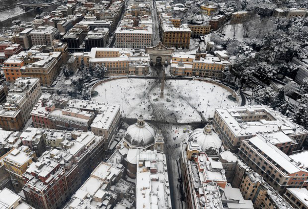 Piazza del Popolo a Roma sotto al neve