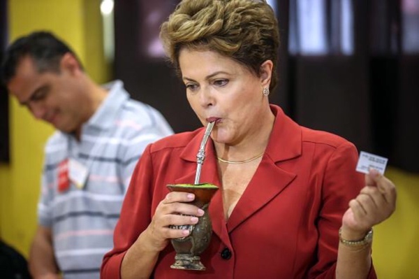 Dilma Roussef beve un mate