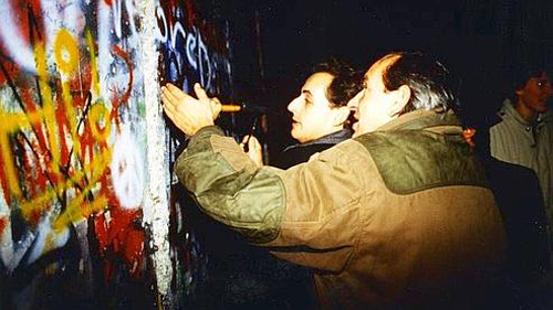 Nicolas Sarkozy mentre martella il muro di Berlino