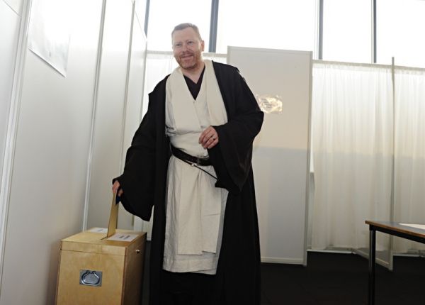 Il sindaco Jón Gnarr vestito da jedi