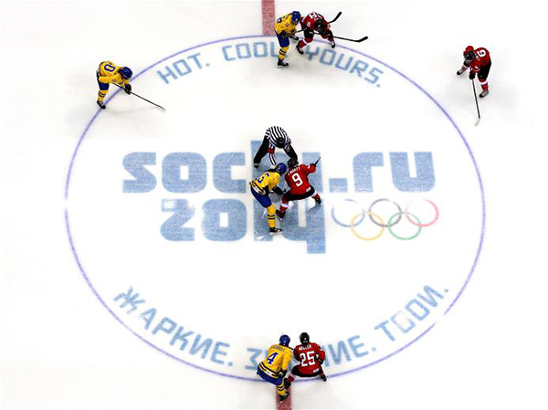 Svezia e Svizzera in na partita di hockey su ghiaccio a Sochi 2014