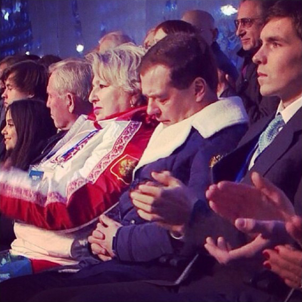 Medvedev si addormente durante la cerimonia di Sochi 2014