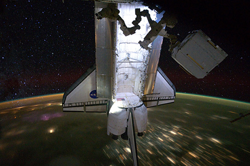 Lo Space Shuttle Endeavour attraccato alla ISS